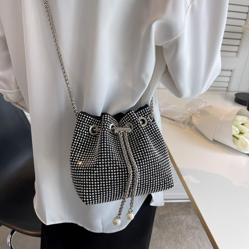 Ženska rhinestone kanta torba, mala veličina, preko ramena, gradski stil, zatvarač, unutarnji džepovi za telefon i osobnu iskaznicu, ljeto 2024