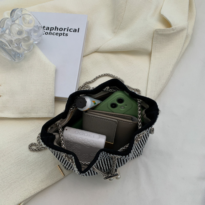 Ženska rhinestone kanta torba, mala veličina, preko ramena, gradski stil, zatvarač, unutarnji džepovi za telefon i osobnu iskaznicu, ljeto 2024