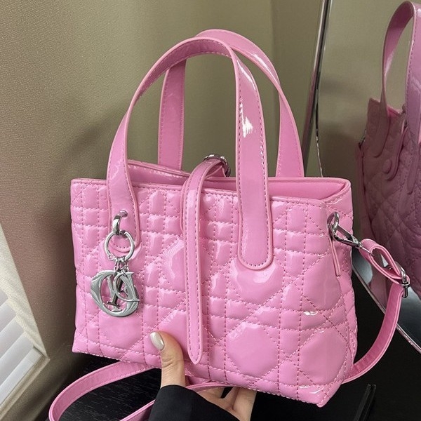 Diana torba s patentiranom kožom, lagani luksuz, srednje veličine za rame i crossbody, svakodnevna upotreba