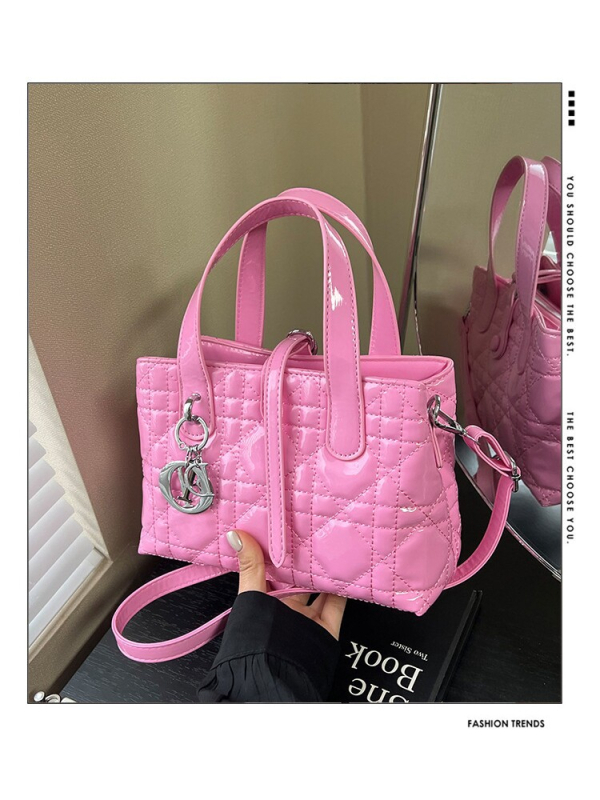 Diana torba s patentiranom kožom, lagani luksuz, srednje veličine za rame i crossbody, svakodnevna upotreba