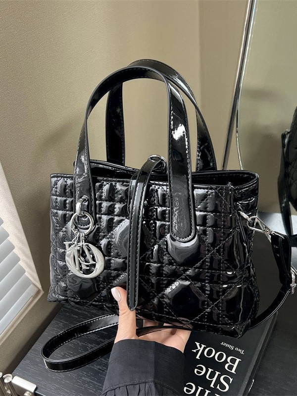 Diana torba s patentiranom kožom, lagani luksuz, srednje veličine za rame i crossbody, svakodnevna upotreba