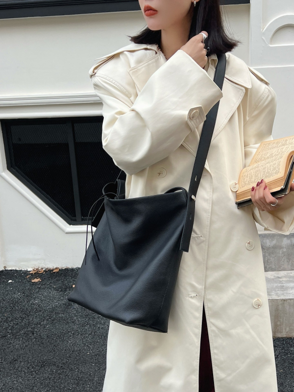 Bucket bag, ležernog stila, inspirirano korejskom modom, minimalistički dizajn, umjetnička torba preko ramena.