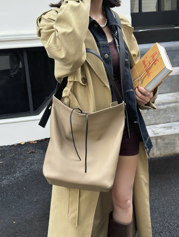 Bucket bag, ležernog stila, inspirirano korejskom modom, minimalistički dizajn, umjetnička torba preko ramena.