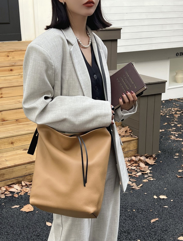 Bucket bag, ležernog stila, inspirirano korejskom modom, minimalistički dizajn, umjetnička torba preko ramena.