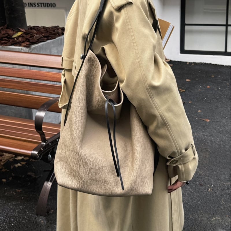 Bucket bag, ležernog stila, inspirirano korejskom modom, minimalistički dizajn, umjetnička torba preko ramena.