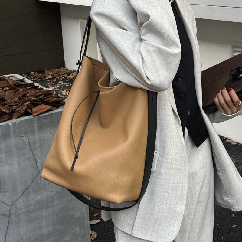 Bucket bag, ležernog stila, inspirirano korejskom modom, minimalistički dizajn, umjetnička torba preko ramena.