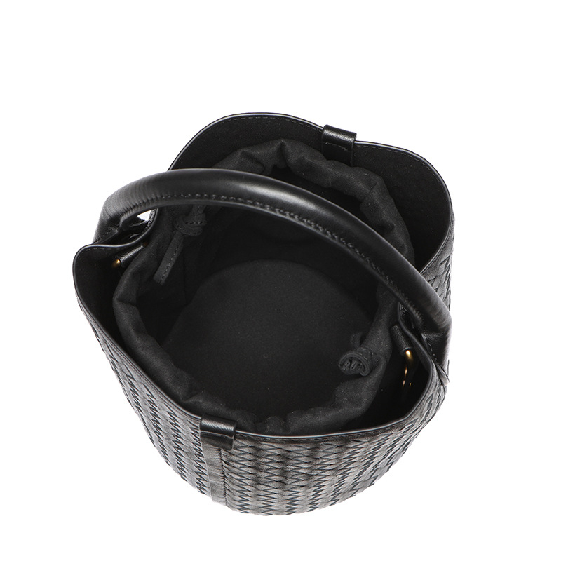 Srednje veličine ženska pletena torba od ovčje kože, bucket stil, s dvostrukim remenom, unutarnji džepovi za telefon, osobnu iskaznicu i kameru