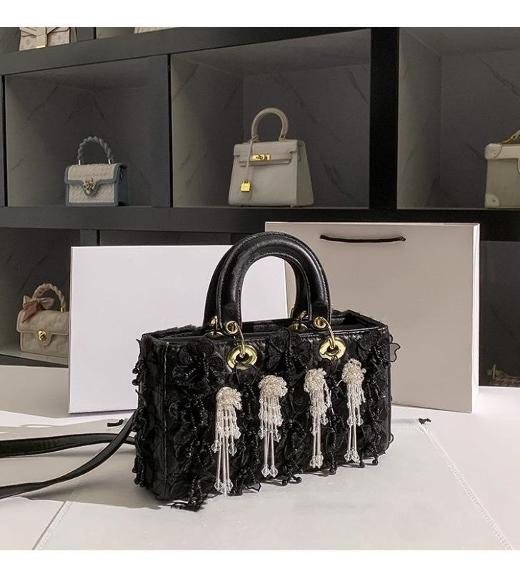 Bijela torbica s resicama i cvijećem, crossbody preko ramena, 2025 proljeće, srednje veličine, stil Princeze Diane