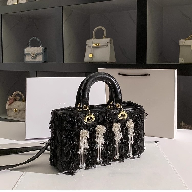 Bijela torbica s resicama i cvijećem, crossbody preko ramena, 2025 proljeće, srednje veličine, stil Princeze Diane