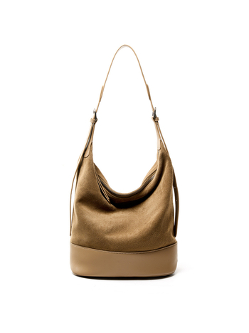 Ženska torbica od prave kože, bucket bag, preko ramena, srednje veličine, moderan gradski stil.