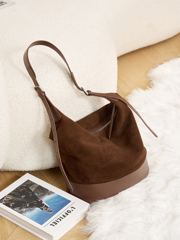 Ženska torbica od prave kože, bucket bag, preko ramena, srednje veličine, moderan gradski stil.