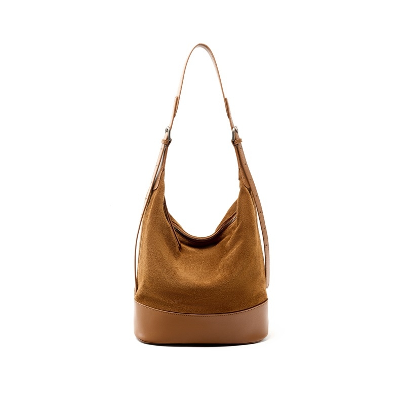 Ženska torbica od prave kože, bucket bag, preko ramena, srednje veličine, moderan gradski stil.