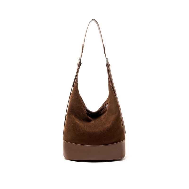 Ženska torbica od prave kože, bucket bag, preko ramena, srednje veličine, moderan gradski stil.