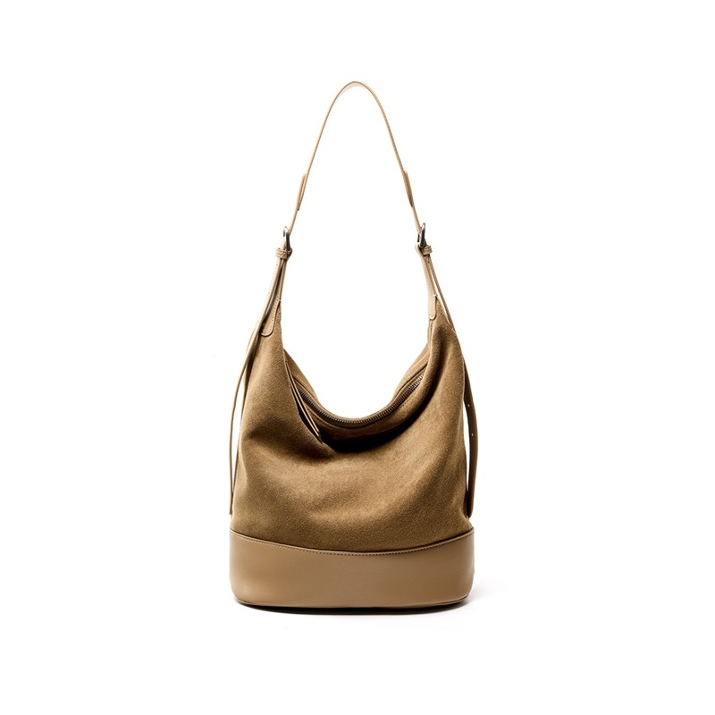 Ženska torbica od prave kože, bucket bag, preko ramena, srednje veličine, moderan gradski stil.