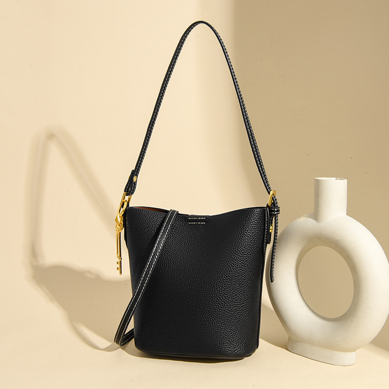 Ženska kožna bucket bag, urbani stil jednostavnosti, model 2025, prostrana dnevna torba s jednom naramenicom