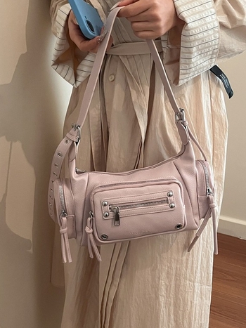 Ženska tote torba s više džepova i metalnim zakovicama, korejskog modnog izričaja, ljeto 2026, svestrana za svakodnevno nošenje preko ramena ili kao crossbody.