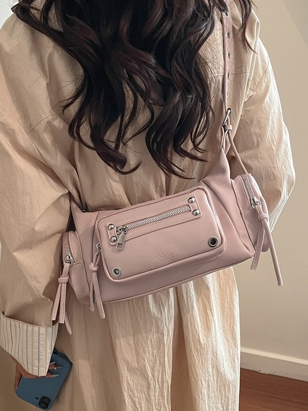 Ženska tote torba s više džepova i metalnim zakovicama, korejskog modnog izričaja, ljeto 2026, svestrana za svakodnevno nošenje preko ramena ili kao crossbody.