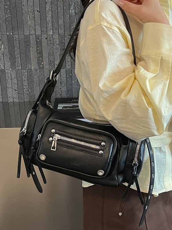 Ženska tote torba s više džepova i metalnim zakovicama, korejskog modnog izričaja, ljeto 2026, svestrana za svakodnevno nošenje preko ramena ili kao crossbody.