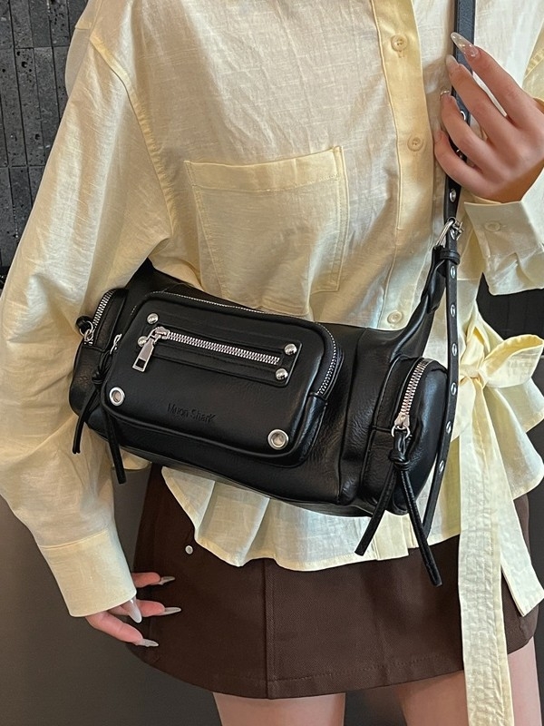 Ženska tote torba s više džepova i metalnim zakovicama, korejskog modnog izričaja, ljeto 2026, svestrana za svakodnevno nošenje preko ramena ili kao crossbody.