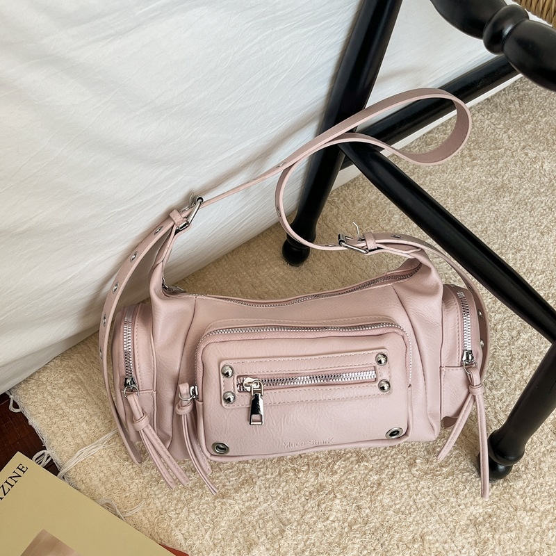 Ženska tote torba s više džepova i metalnim zakovicama, korejskog modnog izričaja, ljeto 2026, svestrana za svakodnevno nošenje preko ramena ili kao crossbody.