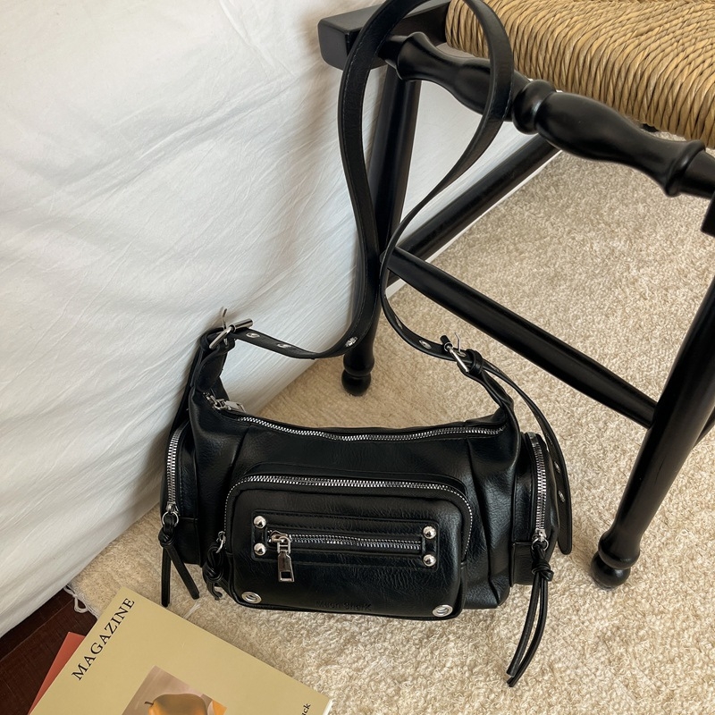 Ženska tote torba s više džepova i metalnim zakovicama, korejskog modnog izričaja, ljeto 2026, svestrana za svakodnevno nošenje preko ramena ili kao crossbody.