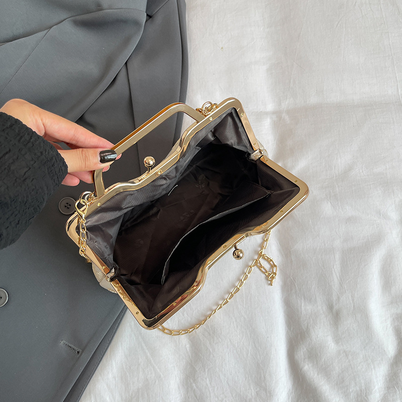 Ženska torbica u Guofeng stilu, inspirirana cheongsamom, s motivom školjke i izvezenim perlama – za ramenu ili crossbody