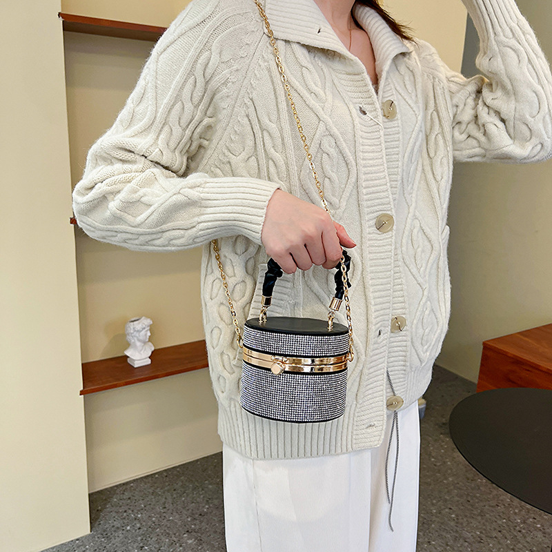 Nova 2025 moda: torba rhinestones box, mala okrugla večernja torba s plisiranim detaljima, ručka i remen za crossbody, europska i američka moda