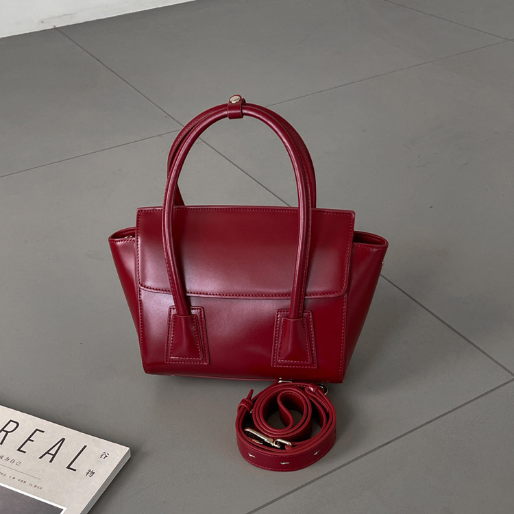 Crvena ženska kožna torba s dizajnom krila – srednje veličine, ručna i crossbody naramenica, elegantna za svakodnevnu upotrebu i vjenčanja