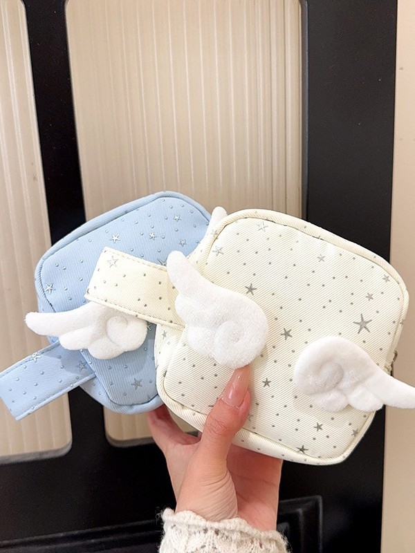 Mala četvrtasta nylon torbica s blistavim zvjezdama i anđelovim krilima; kompaktna torbica za skladištenje i šminku, torbica Instax/Polaroid i organizator za higijenske potrepštine.