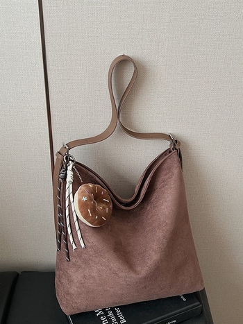 Moderna retro tote torba za žene, proljeće 2026, visoko kvalitetna tekstura, casual i svestrana za nošenje preko ramena