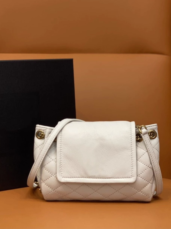Nolita mini torbica od kože ovčje, kvadratnog oblika, quiltirana, s lančanom naramenicom za crossbody/messenger stil