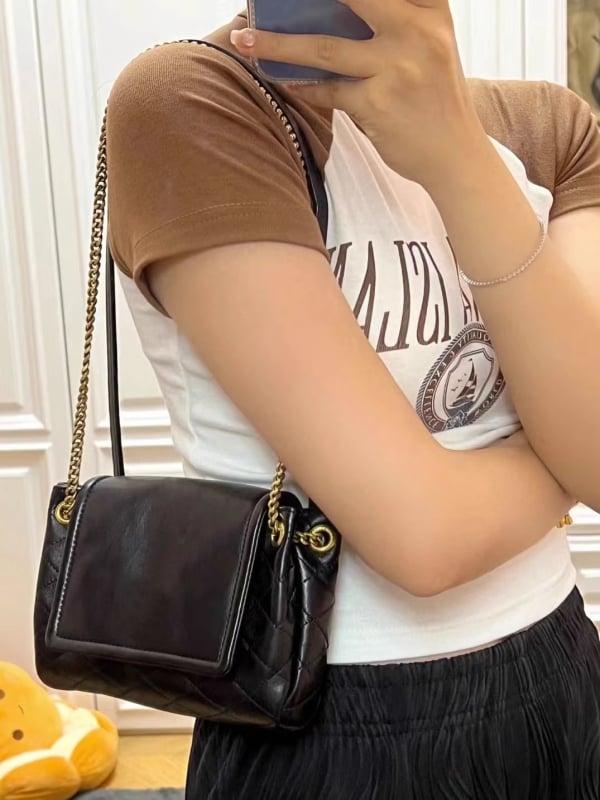 Nolita mini torbica od kože ovčje, kvadratnog oblika, quiltirana, s lančanom naramenicom za crossbody/messenger stil