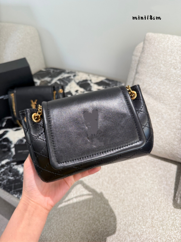 Nolita mini torbica od kože ovčje, kvadratnog oblika, quiltirana, s lančanom naramenicom za crossbody/messenger stil