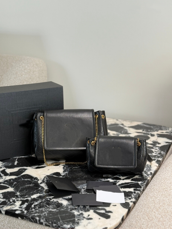 Nolita mini torbica od kože ovčje, kvadratnog oblika, quiltirana, s lančanom naramenicom za crossbody/messenger stil