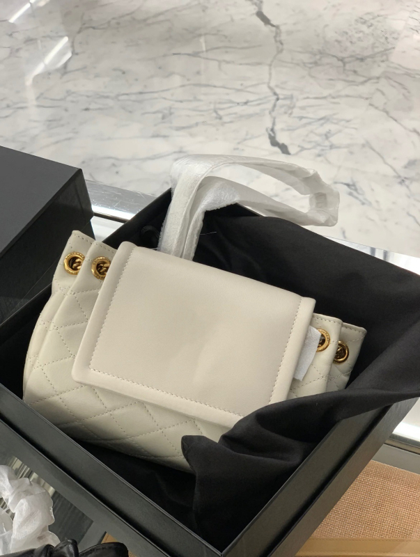 Nolita mini torbica od kože ovčje, kvadratnog oblika, quiltirana, s lančanom naramenicom za crossbody/messenger stil