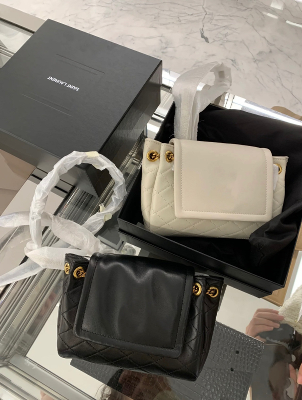 Nolita mini torbica od kože ovčje, kvadratnog oblika, quiltirana, s lančanom naramenicom za crossbody/messenger stil