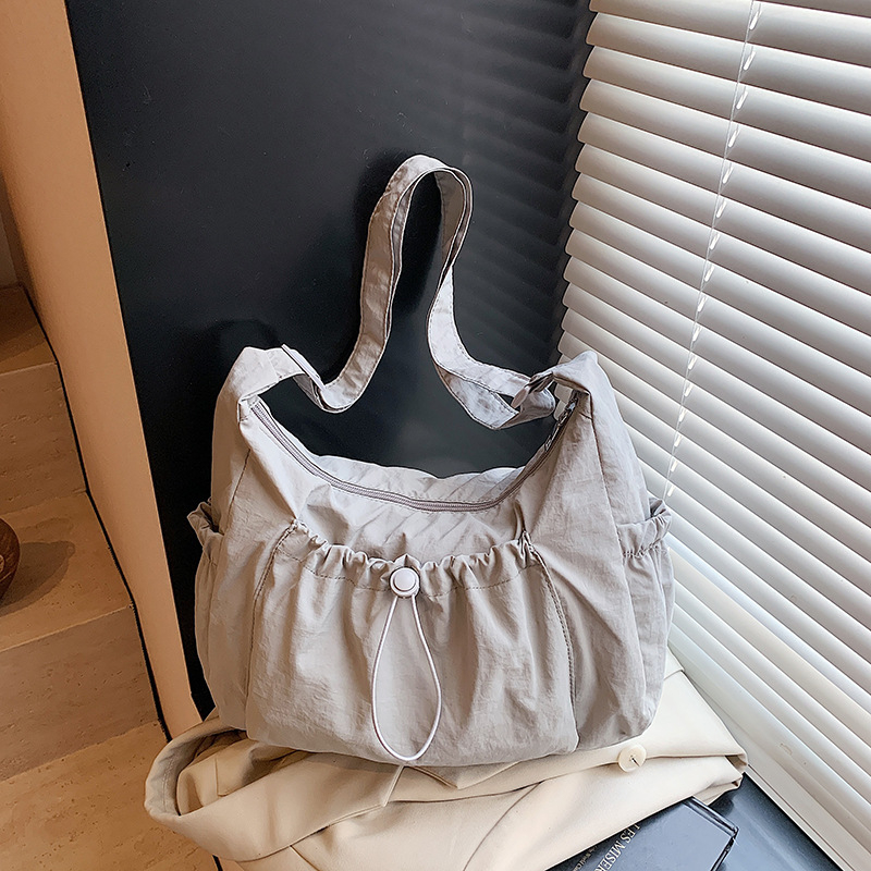 Modna torba s dizajnom oblaka, velika kapacitet, torba za rame i crossbody, lagana, plisirana, za žene, 2025 nišni dizajn