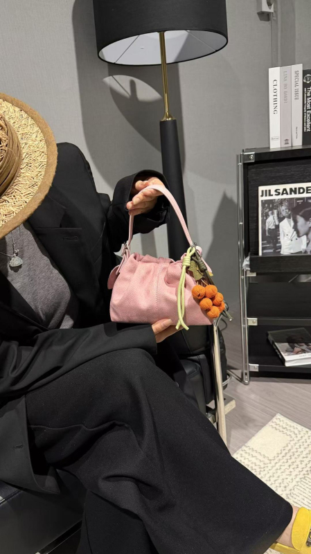 Ženska torba u korejskom stilu, oblik kofa, mala kožna crossbody torba, ljeto 2026