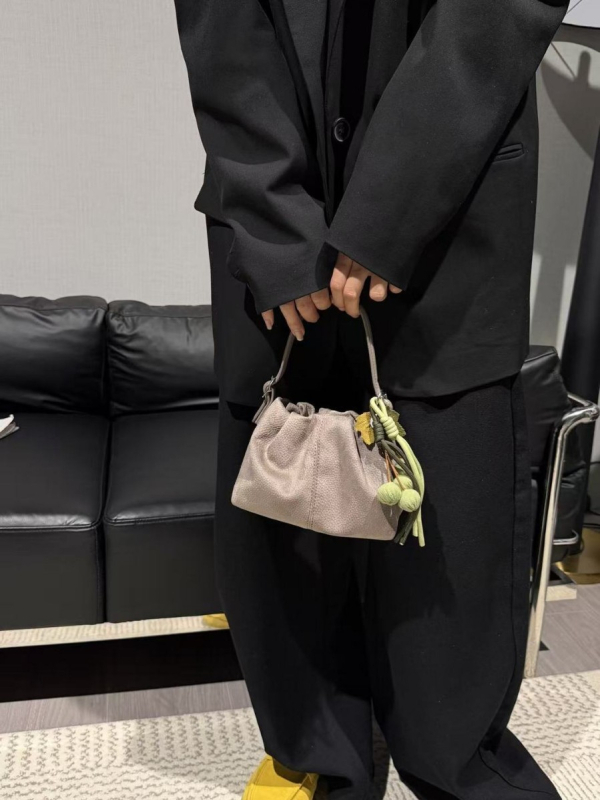 Ženska torba u korejskom stilu, oblik kofa, mala kožna crossbody torba, ljeto 2026