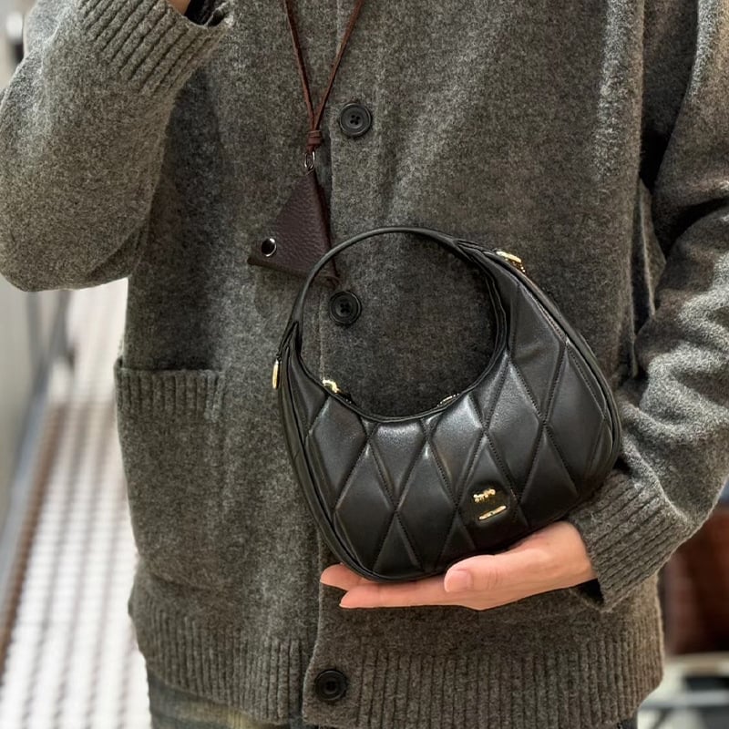 Carmen quilted mini torbica u obliku polumjeseca, s lancem i prstenom, preko ramena