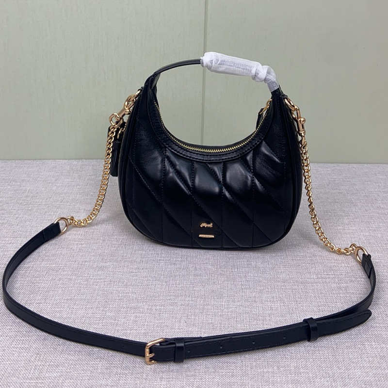 Carmen quilted mini torbica u obliku polumjeseca, s lancem i prstenom, preko ramena