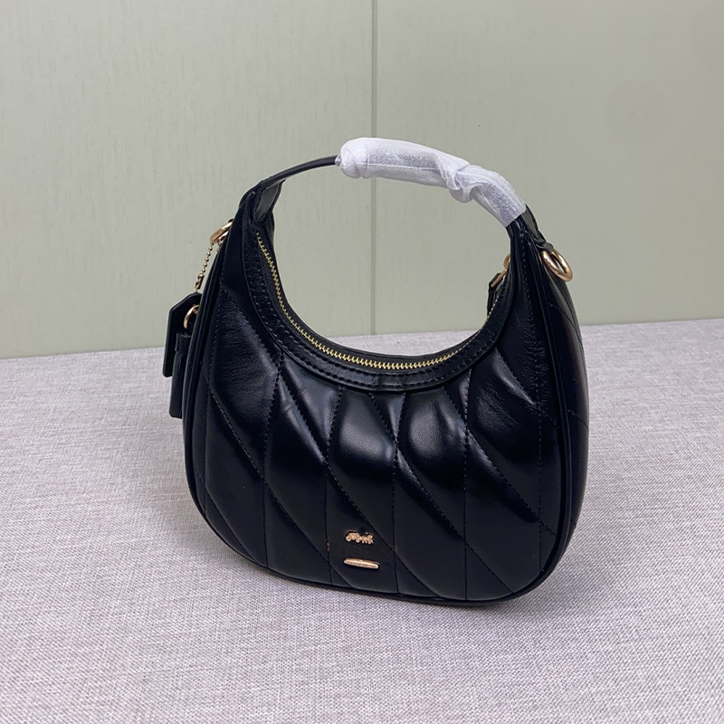 Carmen quilted mini torbica u obliku polumjeseca, s lancem i prstenom, preko ramena
