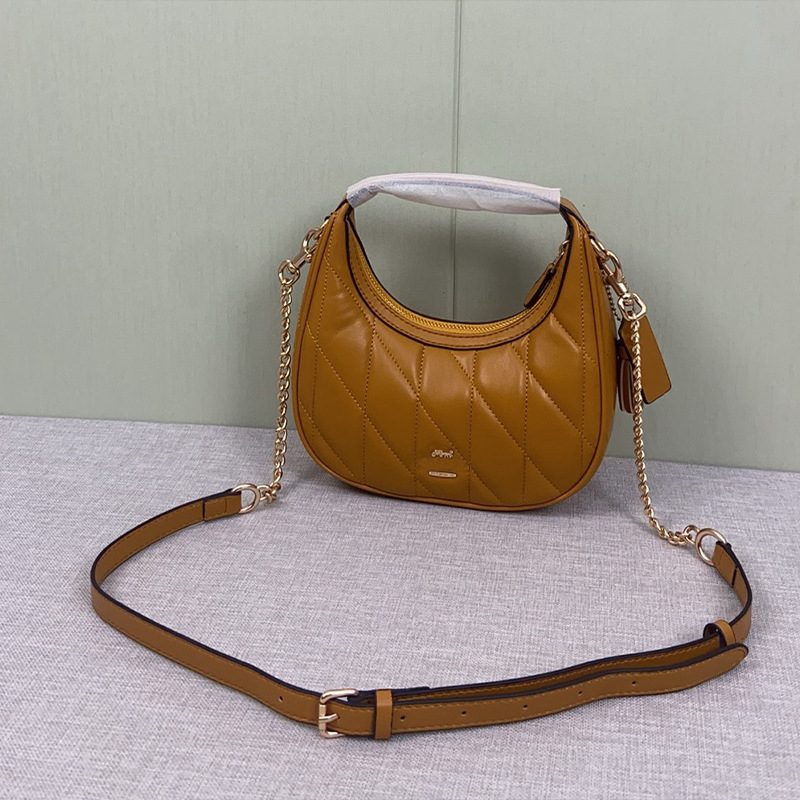 Carmen quilted mini torbica u obliku polumjeseca, s lancem i prstenom, preko ramena