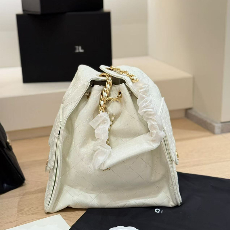 Torba tipa kanta s dijamantnim šivanjem i lancem – preko ramena