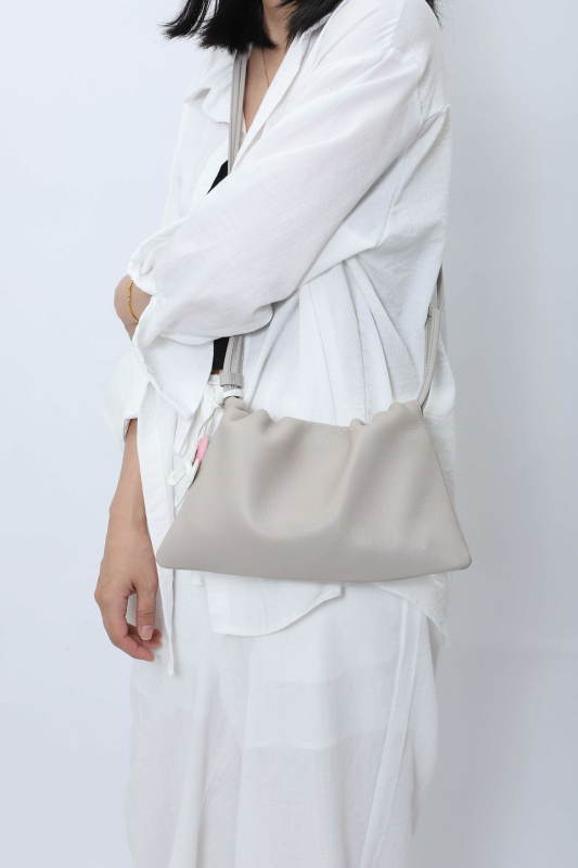 Crossbody mala torbica s dizajnom oblaka, koža prve klase, zatvaranje špagom, ženska kožna torba