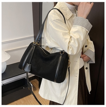 Ženska retro torba Boston s oblikom jastuka, novi model 2025, ramenska torba od velura velike kapacitete