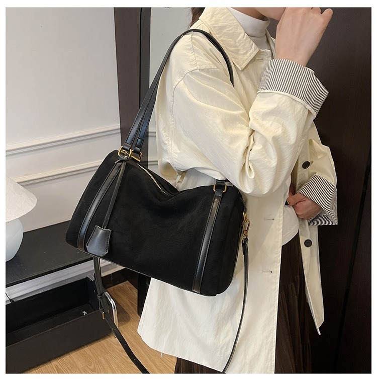 Ženska retro torba Boston s oblikom jastuka, novi model 2025, ramenska torba od velura velike kapacitete