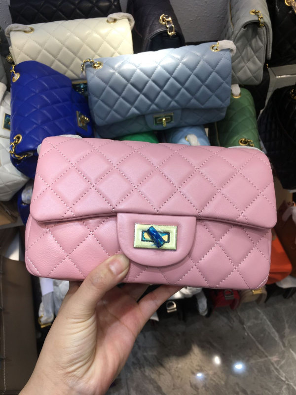 Torba od prave kože, mala kvadratna, dijamantno šivanje, zlatni detalji, lančani remen, crossbody, zaključavanje bravom, unutarnja džep s patentnim zatvaračem, džep za telefon, srednja veličina, horizontalni kvadrat, street stil