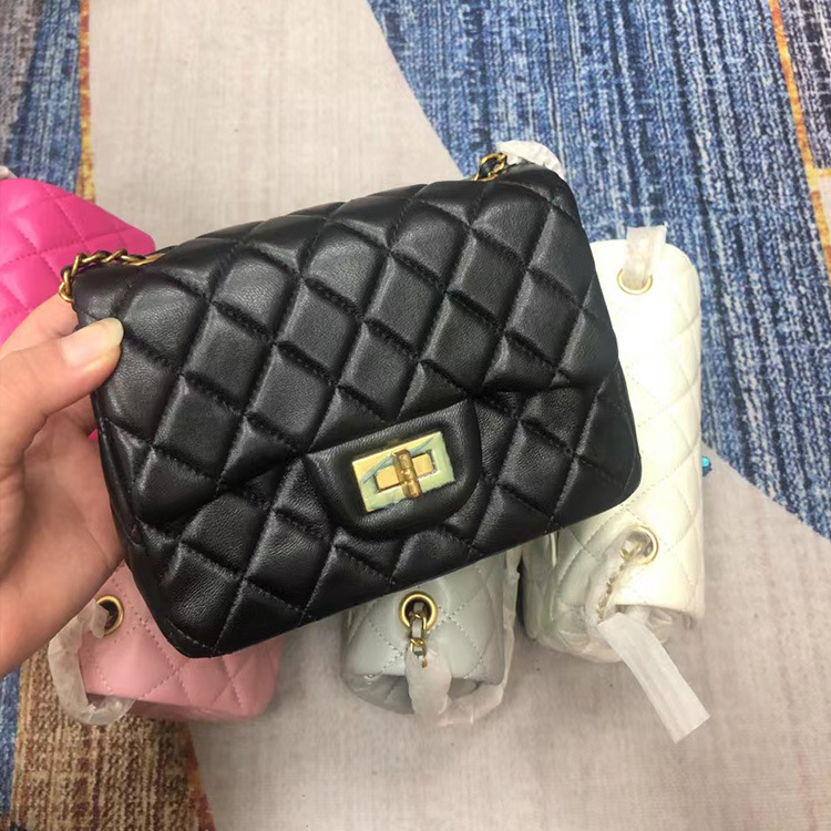 Torba od prave kože, mala kvadratna, dijamantno šivanje, zlatni detalji, lančani remen, crossbody, zaključavanje bravom, unutarnja džep s patentnim zatvaračem, džep za telefon, srednja veličina, horizontalni kvadrat, street stil