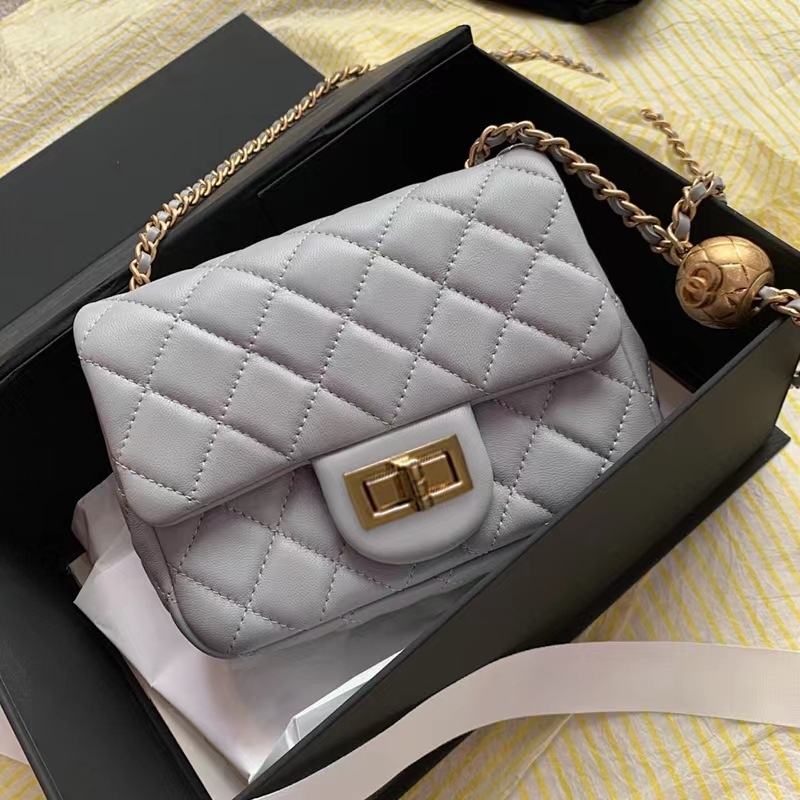 Torba od prave kože, mala kvadratna, dijamantno šivanje, zlatni detalji, lančani remen, crossbody, zaključavanje bravom, unutarnja džep s patentnim zatvaračem, džep za telefon, srednja veličina, horizontalni kvadrat, street stil